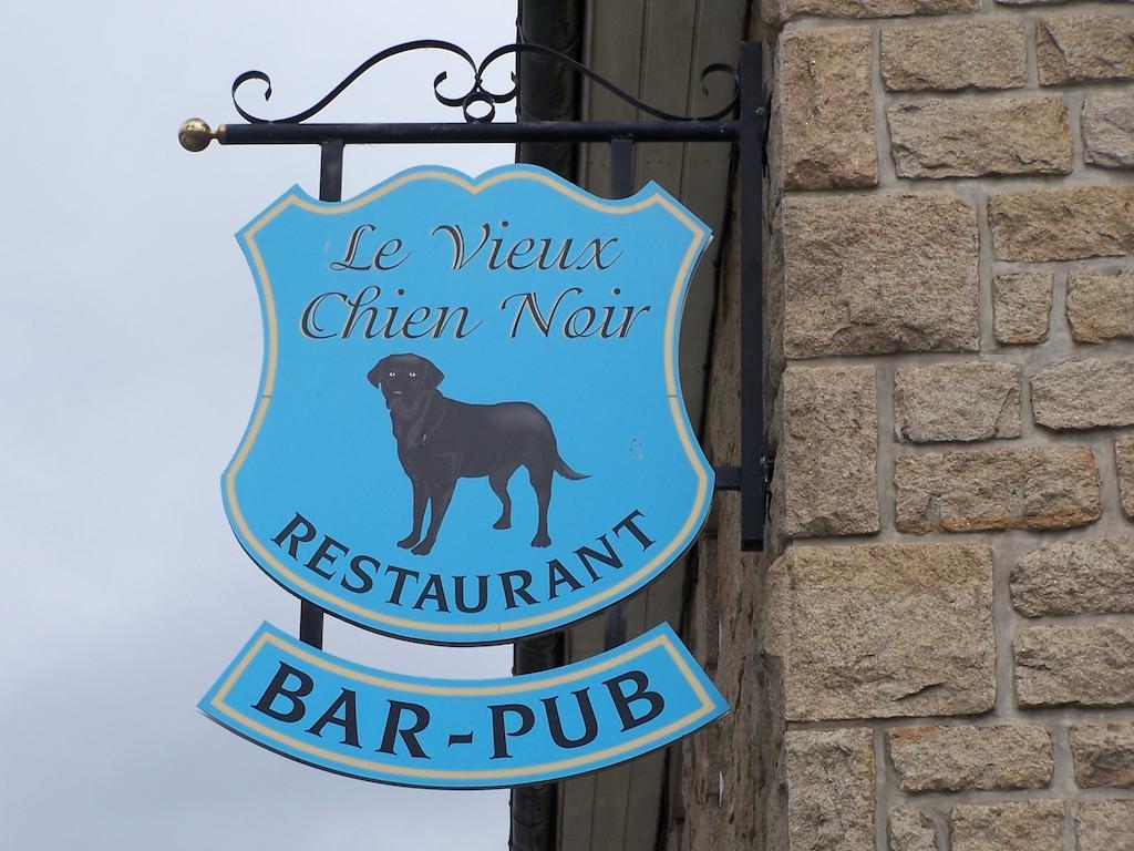 Le Vieux Chien Noir Hotell Évran Exteriör bild