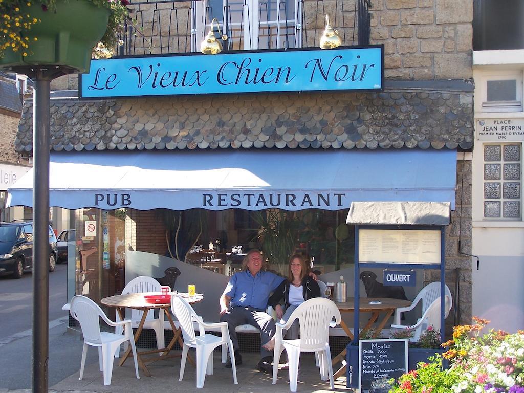 Le Vieux Chien Noir Hotell Évran Exteriör bild